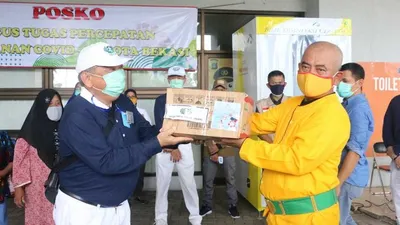 Pemerintah Kota Bekasi menerima 600 paket sembako dari Sekretariat Presiden RI bersama Buddha Tzu Chi Indonesia yang akan dibagikan pada warga terdampak Covid-19 di Kota Bekasi. (dok)