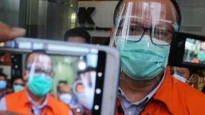 Mantan Menteri Kelautan dan Perikanan Edhy Prabowo berjalan menuju mobil tahanan usai menjalani pemeriksaan lanjutan di Gedung KPK, Jakarta, Rabu (3/2/2021). [ANTARA FOTO/Indrianto Eko Suwarso]