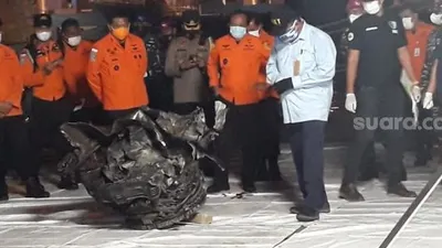 Turbin pesawat Sriwijaya Air SJ 182 dipindahkan dari KRI Cucut ke Posko Terpadu JICT II, Minggu (10/1/2021) malam. [Suara.com/Novian Ardiansyah]