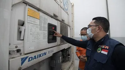 Gubernur Jawa Barat Ridwan Kamil mengecek vaksin covid-19. (dok)