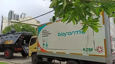 Mobil pengangkut vaksin Covid-19 tiba di Kantor Dinas Kesehatan Provinsi Jawa Timur, Senin (4/1/2021). (Ayosurabaya/Praditya Fauzi Rahman)