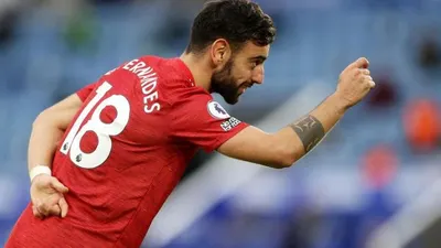 Gelandang Manchester United, Bruno Fernandes mencetak gol penentu kemenangan timnya atas Aston Villa. Foto: EPA-EFE/Carl Recine