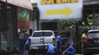 ilustrasi: Petugas melakukan uji emisi kendaraan bermotor di Kantor Dinas Lingkungan Hidup DKI Jakarta, Kramat Jati, Jakarta, Selasa (3/11/2020). [Suara.com/Angga Budhiyanto]