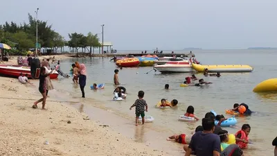 para wisatawan sedang berlibur di salah satu pantai di Kepulauan Seribu / pulauseribu.jakarta.go.id