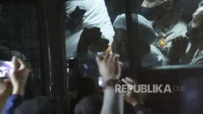 Penahanan terhadap Ketua FPI, Muhammad Rizieq Shihab usai dinyatakan sebagai tersangka dalam kasus kerumunan di Petamburan/ Republika