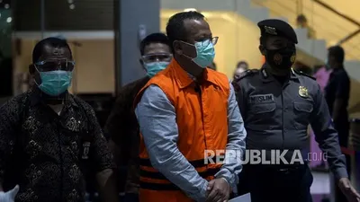 Menteri Kelautan dan Perikanan Edhy Prabowo dengan mengenakan rompi tahanan berjalan menuju tempat konferensi pers usai menjalani pemeriksaan di Gedung KPK, Jakarta, Rabu (26/11/2020). KPK menetapkan tujuh orang tersangka salah satunya yaitu menteri Kelautan dan Perikanan Edhy Prabowo sebagai tersangka dalam Operasi Tangkap Tangan (OTT) terkait dugaan tindak pindana korupsi berupa penerimaan hadiah atau janji oleh penyelenggara negara terkait dengan perizinan tambak, usaha dan atau pengelolaan perikanan ata