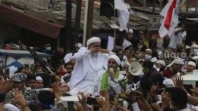 Imam Besar Front Pembela Islam (FPI) Habib Rizieq Shihab tiba di markas Front Pembela Islam, Petamburan, Jakarta, Selasa (10/11/2020). [Suara.com/Angga Budhiyanto]