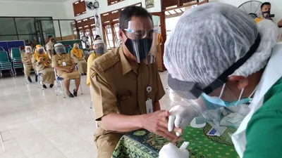 [ilustrasi] Para guru di Kota Solo wajib mengikuti rapid test sebelum uji coba sekolah tatap muka. (Ayojakarta/Budi Cahyono)