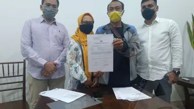 Candraning Setyo didampingi kuasa hukumnya menunjukkan surat laporan dari Polresta Surakarta dalam jumpa pers, Jumat (13/11/2020), di Solo. (Ayojakarta/Budi Cahyono)