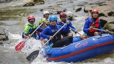 Bima Arya mengarungi Sungai Ciliwung sejauh kurang lebih 75 kilometer dari Sukaresmi, Kota Bogor hingga ke Pintu Air Manggarai, DKI Jakarta, menggunakan perahu karet. (dok Humas Pmekot Bogor)