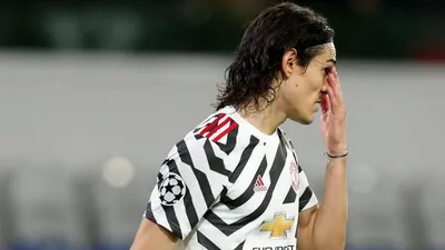 Ekspresi penyerang Manchester United, Edinson Cavani saat MU kalah dari Basaksehir 1-2 pada laga Liga Champions  (Foto: EPA-EFE/Tolga Bozoglu)