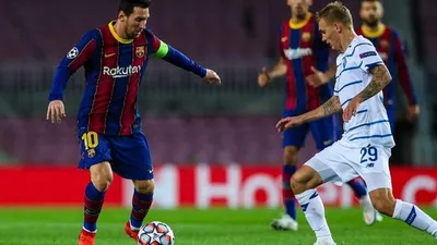 Lionel Messi menguasai bola dibayangi pemain Dynamo Kiev dalam laga Grup G Liga Champions di Champ Nou, Kamis (5/11/2020), dini hari WIB. (Twitter Barcelona)