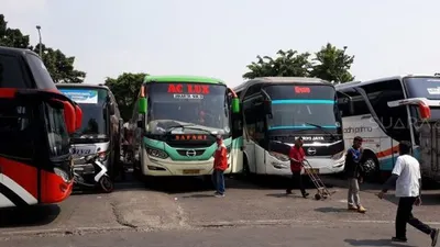 Calon penumpang menuju bus di Terminal Kalideres, Jakarta. (Suara.com/Novian)