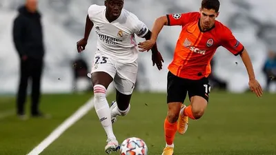 Pemain Real Madrid, Ferland Mendy dibayangi pemain Shaktar Donetsk. (Twitter Real Madrid)