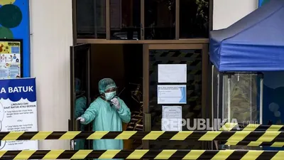 sebagai ilustrasi .Petugas kesehatan beraktivitas saat uji klinis fase tiga vaksin Covid-19 di Puskesmas Garuda, Jalan Dadali, Kota Bandung, Senin (14/9/2020).  Foto: Abdan Syakura/Republika