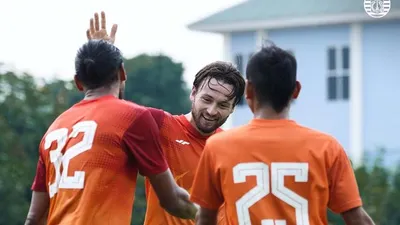 Pemain Persija berselebrasi dalam partai uji coba lawan Persija EPA di  lapangan PSAU, Halim, Jakarta (16/10/2020) pagi. (dok Persija)