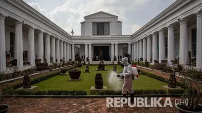 Petugas menyemprotkan cairan disinfektan di Gedung Museum Nasional Jakarta. (dok Republika)