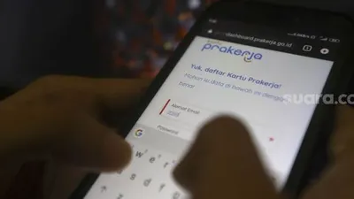 Sebagai ilustrasi, warga mengisi formulir pendaftaran Kartu Pra Kerja secara online. [Suara.com/Angga Budhiyanto]