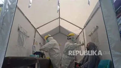 Petugas medis melakukan tes usap atau swab test terhadap warga (ilustrasi) Foto: Prayogi/Republika