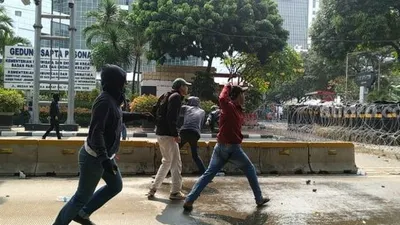 Massa pelajar penolak Omnibus Law bentrok dengan aparat di kawasan Patung Kuda. (Suara.com/M Yasir)