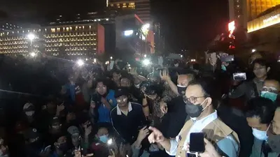 Gubernur DKI Jakarta, Anies Baswedan menemui demonstran di Bundaran HI, Kamis (8/10/2020), malam. (Humas Pemprov DKI Jakarta)