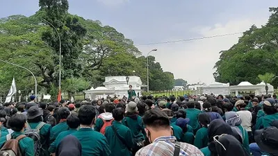 Mahasiswa berorasi di depan Istana Bogor menyuarakan penolakan UU Cipta Kerja, Kamis (8/10/2020). (Ayojakarta/Husnul Khatimah)