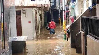 Suasana banjir akibat luapan Sungai Ciliwung, di Kebon Pala, Jakarta Timur, Selasa (22/9/2020). (Suara.com/Bagaskara Isdiansyah)