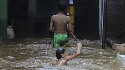 Pemprov DKI mewaspadai klaster baru corona akibat banjir di Jakarta/ Suara.com