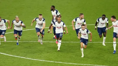 Pemain Tottenham Hotspur merayakan kemenangan usai lolos lewat drama adu penalti di Piala Liga Inggris, Selasa (29/9/2020) waktu setempat. (dok Twitter Tottenham official)