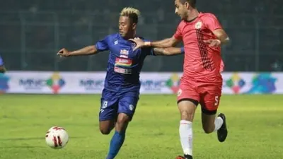 Bek Persija Jakarta, Otavio Dutra membayangi striker Arema FC, Kushedya Hari Yudo saat bertemu di fase grup Piala Gubernur Jatim, awal tahun ini. (dok Persija)