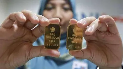 Emas Antam batangan di salah satu gerai Bank Syariah di Jakarta. (dok Suara.com)