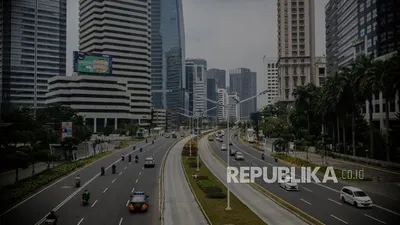 ruas di Jalan Jenderal Sudirman lengang saat PSBB fase II. Lonjakan kasus corona membuat DKI Jakarta kembali menerapkan PSBB Ketat/ Republika