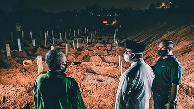 Gubernur DKI Jakarta, Anies Baswedan, melakukan inspeksi ke TPU Pondok Ranggon, Cipayung, Jakarta Timur, sekaligus memberikan semangat kepada petugas pemakaman/twitter @aniesbaswedan