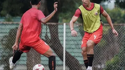 Ryuji Utomo menguasai bola dalam sesi latihan tim. (dok media Persija)