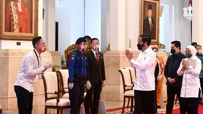 Presiden Joko Widodo menyapa pekerja formal yang menerima BLT dalam acara di Istana Negara, 27 Agustus 2020/twitter @BPJSTKinfo