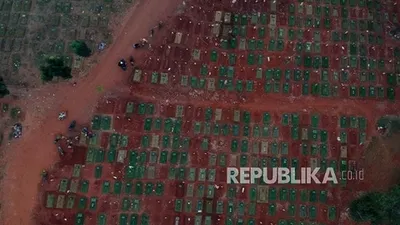 Foto aerial makam Covid-19 di TPU Pondok Ranggon, Jakarta.  Foto: Republika/Thoudy Badai