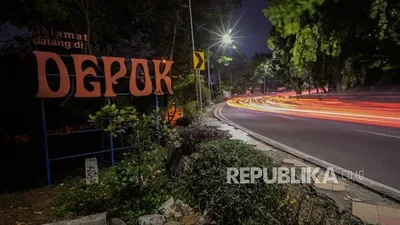 Suasana jalanan saat jam pulang kerja di Depok, Jawa Barat, Senin (31/8). Pemerintah Kota Depok memberlakukan jam malam bagi warga hingga pukul 20.00 WIB dan pembatasan jam operasional layanan secara langsung bagi kafe, minimarket, rumah makan dan mal hingga pukul 18.00 WIB dan layanan antar hingga pukul 21.00 WIB yang diterapkan mulai hari ini mengingat kasus COVID-19 di Depok merupakan yang tertinggi di Jawa Barat dengan kasus terakhir sebanyak 2.152 kasus positif.  Foto: Republika/Thoudy Badai