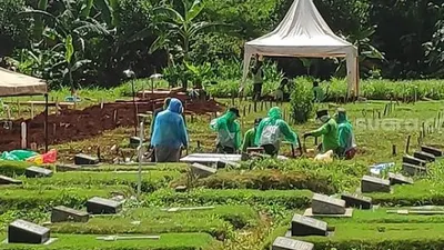 Ilustrasi - Pemakaman jenazah virus corona di TPU Pondok Ranggon, Jaktim. (Suara.com/Bagaskara Isdiansyah)
