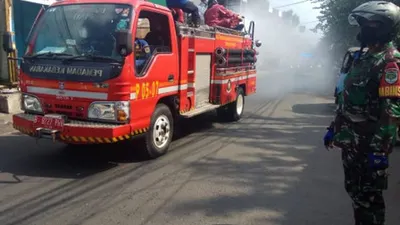 petugas Sudin Gulkarmat jakpus sedang melakukan penyemprotan disinfektan / beritajakarta.id