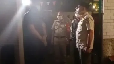 Kepala Satpol PP DKI Jakarta, Arifin, saat sidak di Resto Kopi Terbalik di Gandaria Utara, Kecamatan Kebayoran Baru, Kota Jakarta Selatan, Jumat (5/9/2020), malam. (Satpol PP DKI)