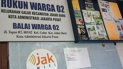 Siswa-siswi warga RW 02, Kelurahan Galur, Senen, Jakarta Pusat, setiap harinya menggunakan fasilitas JakWIFI untuk pembelajaran jarak jauh (PJJ)/ instagram: @disdikdki