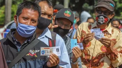 Warga menunjukkan SIM asli dan fotocopy KTP sebagai syarat untuk mengurus perpanjangan SIM di Pelayanan SIM Keliling Masjid At-Tin, Jakarta Timur, Kamis (4/6). [Suara.com/Alfian Winanto]