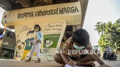 sebagai ilustrasi. Sejumlah siswa saat belajar di kolong rel kereta api Mangga Besar, Jakarta, Rabu (26/8/2020). Para siswa memilih belajar di kolong rel karena terdapat modem paket internet wifi gratis yang disediakan untuk membantu mengikuti pembelajaran jarak jauh. Republika/Putra M. Akbar (FOTO : Republika/Putra M. Akbar)