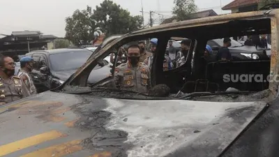 Kondisi mobil yang rusak akibat penyerangan di Polsek Ciracas, Jakarta, Sabtu, (29/8/2020). [Suara.com/Angga Budhiyanto]
