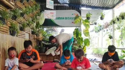 situasi anak-anak di daerah Kelurahan Cipinang Besar Utara, Jatinegara yang sedang menikmati Jak Wifi / beritajakarta.id