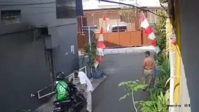 Tangkapan layar CCTV pelaku hipnotis bawa kabur motor ojek daring di Jalan Rawa Bahagia, Grogol Petamburan, Jakbar, Senin (24/8/2020). (Instagram @warung_jurnalis)