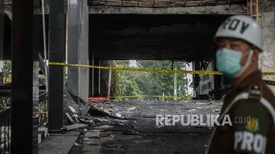 Petugas berjaga di area Gedung Utama Kejaksaan Agung Republik Indonesia yang terbakar pada Sabtu (22/8/2020) malam, di Jakarta, Senin (24/8/2020). (Foto: Republika/Thoudy Badai)