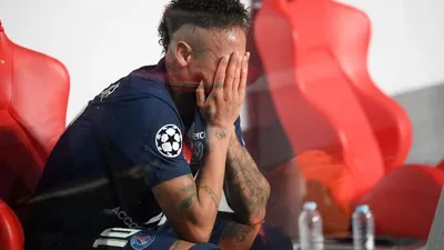 Megabintang Paris Saint-Germain, Neymar Jr menangis di bench usai timnya kalah 0-1 dari Bayern Munich di final Liga Champions, Senin (24/8/2020), dini hari WIB. (twitter Footbal Tweet))