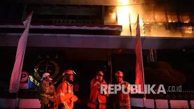 Sejumlah petugas pemadam kebakaran saat memadamkan api di Gedung Kejaksaan Agung, Jakarta, Sabtu (22/8).  Foto: Putra M Akbar/Republika