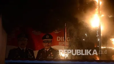 Sejumlah petugas pemadam kebakaran saat memadamkan api di Gedung Kejaksaan Agung, Jakarta, Sabtu (22/8/2020). Foto: Putra M Akbar/Republika